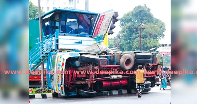 ആ​ലു​വ​യി​ൽ നി​യ​ന്ത്ര​ണം​വി​ട്ട ലോ​റി ഇ​ടി​ച്ചു​ക​യ​റി ട്രാ​ഫി​ക് സി​ഗ്ന​ൽ ത​ക​ർ​ന്നു