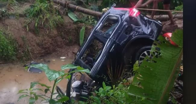 കാ​ര്‍ തോ​ട്ടി​ലേ​ക്ക് മ​റി​ഞ്ഞ് അ​പ​ക​ടം; ഒ​രാ​ള്‍ മ​രി​ച്ചു