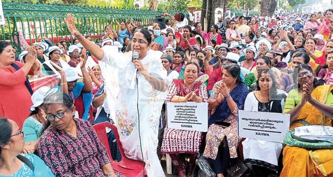 സെ​ക്ര​ട്ട​റി​യേ​റ്റ് ന​ട​യി​ൽ മ​ഹാ​സം​ഗ​മം ന​ട​ത്തി ആ​ശാ വ​ർ​ക്ക​ർ​മാ​ർ; സ​മ​രം ശ​ക്ത​മാ​ക്കും