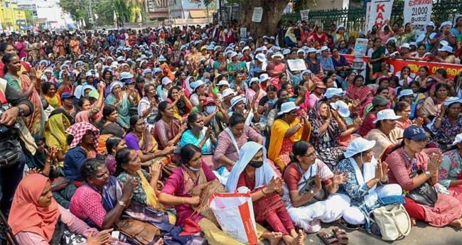 ആ​ശാ​പ്ര​വ​ര്‍​ത്ത​ക​ര്‍​ക്ക് അ​ന്ത്യ​ശാ​സ​ന​വു​മാ​യി സ​ര്‍​ക്കാ​ര്‍; അ​ടി​യ​ന്ത​ര​മാ​യി ജോ​ലി​യി​ല്‍ പ്ര​വേ​ശി​ക്കാ​ന്‍ നി​ര്‍​ദേ​ശം