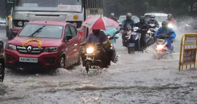 ബം​ഗ​ളൂ​രു ന​ഗ​ര​ത്തി​ല്‍ ക​ന​ത്ത മ​ഴ തു​ട​രു​ന്നു