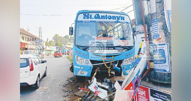 ഡ്രൈ​വ​ർ​ക്ക് നെ​ഞ്ചു​വേ​ദ​ന; ഓ​ടി​ക്കൊ​ണ്ടി​രു​ന്ന സ്വ​കാ​ര്യ ബ​സ് അ​പ​ക​ട​ത്തി​ൽ​പെ​ട്ടു