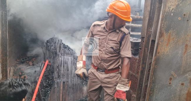 ക​ണ്ണൂ​രി​ൽ പ്ലൈ​വു​ഡ് ക​ന്പ​നി​യി​ൽ വ​ൻ തീ​പി​ടി​ത്തം; പ്ലൈ​വു​ഡു​ക​ളും യ​ന്ത്ര​ഭാ​ഗ​ങ്ങ​ളും ക​ത്തിന​ശി​ച്ചു