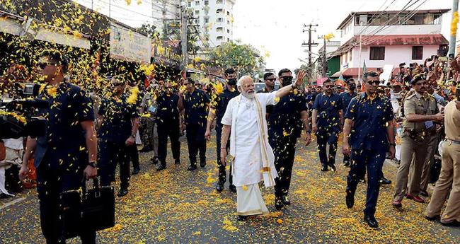 പു​ഷ്പ​വൃ​ഷ്ടി​ക്കി​ട​യി​ല്‍ പ്ര​ധാ​ന​മ​ന്ത്രി​ക്ക് നേ​രെ മൊ​ബൈ​ല്‍​ഫോ​ണ്‍, ത​ട്ടി മാ​റ്റി എ​സ്പി​ജി- വീ​ഡി​യോ വൈ​റ​ല്‍