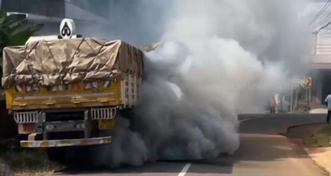 മ​ദ്യം ക​യ​റ്റി​വ​ന്ന ലോ​റി​യി​ൽ നി​ന്ന് പു​ക; ഡ്രൈ​വ​റു​ടെ സ​മ​യോ​ചി​ത ഇ​ട​പെ​ട​ൽ, ഒ​ഴി​വാ​യ​ത് വ​ൻ​ദു​ര​ന്തം