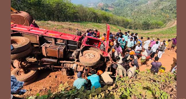 കോ​ഴി​ക്കോ​ട് ചെ​ങ്ക​ല്‍ ക്വാ​റി​യി​ല്‍ ലോ​റി മ​റി​ഞ്ഞ് അ​പ​ക​ടം; ഡ്രൈ​വ​ര്‍​ക്കും സ​ഹാ​യി​ക്കും പ​രി​ക്ക്