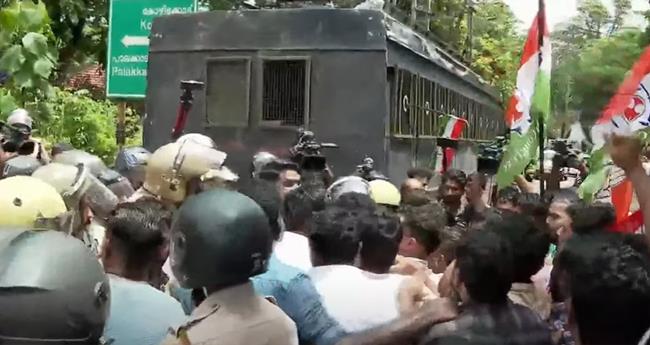 മ​ല​പ്പു​റ​ത്തെ യൂ​ത്ത് കോ​ണ്‍​ഗ്ര​സ് മാ​ര്‍​ച്ചി​ല്‍ സം​ഘ​ര്‍​ഷം