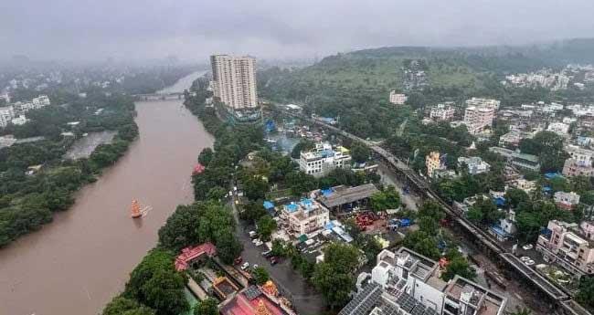 മ​ഹാ​രാ​ഷ്ട്ര​യി​ൽ ദു​രി​തം വി​ത​ച്ച് ക​ന​ത്ത മ​ഴ തു​ട​രു​ന്നു; റെ​ഡ് അ​ല​ർ​ട്ട്, സ്കൂ​ളു​ക​ൾ​ക്ക് അ​വ​ധി