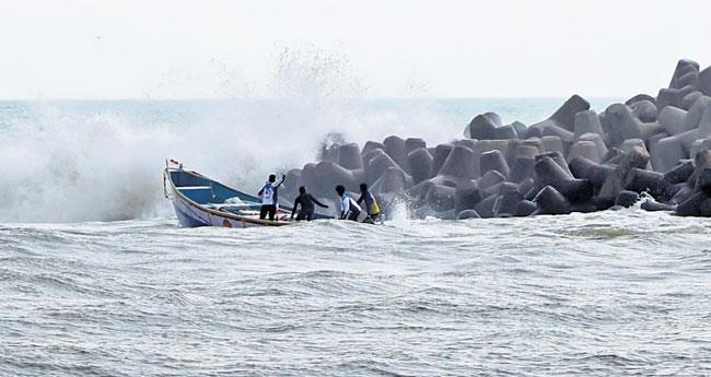 മു​ത​ല​പ്പൊ​ഴി​യി​ല്‍ വീ​ണ്ടും വ​ള്ളം മ​റി​ഞ്ഞു