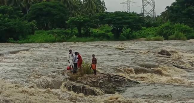 ചി​റ്റൂ​ര്‍ പു​ഴ​യു​ടെ ന​ടു​വി​ല്‍ നാ​ല് പേ​ര്‍ കു​ടു​ങ്ങി; ര​ക്ഷാ​പ്ര​വ​ര്‍​ത്ത​നം തു​ട​രുന്നു