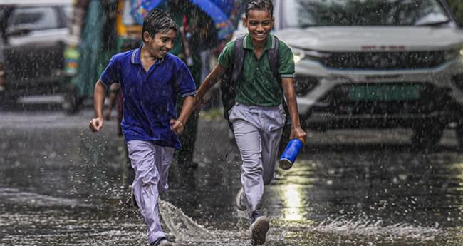 അ​തി​തീ​വ്ര ന്യൂ​ന​മ​ർ​ദ​വും ന്യൂ​ന​മ​ർ​ദ​പാ​ത്തി​യും; ഒ​രാ​ഴ്ച വ്യാ​പ​ക മ​ഴ​യ്ക്ക് സാ​ധ്യ​ത, യെ​ല്ലോ അ​ല​ർ​ട്ട്