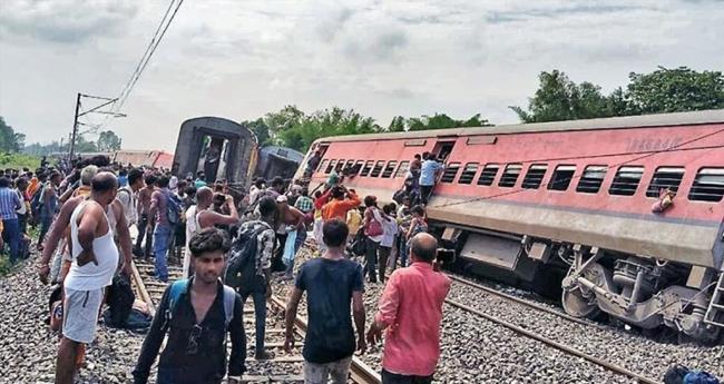 യു​പി​യി​ൽ സ​ബ​ര്‍​മ​തി എ​ക്‌​സ്പ്ര​സ് പാ​ളം തെ​റ്റി; അ​ട്ടി​മ​റി സം​ശ​യി​ക്കു​ന്ന​താ​യി റെ​യി​ൽ​വേ