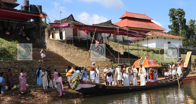 ഓ​ണ​മൊ​രു​ങ്ങുന്നു, ഉ​ത്സ​വ​ച്ഛാ​യ​യി​ൽ പ​ന്പാ​തീ​രം; ആ​ചാ​ര​പ്പെ​രു​മ​യി​ൽ തോ​ണി​യാ​ത്ര