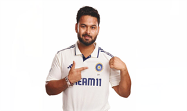 വി​​ക്ക​​റ്റി​​നു മു​​ന്നി​​ലും പി​​ന്നി​​ലും    പ​​ന്താ​​ട്ടം...
