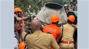 കോ​ഴി​ക്കോ​ട് ഓ​മ​ശേ​രി​യി​ൽ കോ​ണ്‍​ക്രീ​റ്റ് മി​ക്‌​സിം​ഗ് യ​ന്ത്ര​ത്തി​നു​ള്ളി​ല്‍ തൊ​ഴി​ലാ​ളി​യു​ടെ കൈ ​കു​ടു​ങ്ങി