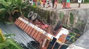 ക​യ​റ്റം ക​യ​റു​ന്ന​തി​നി​ടെ ബ്രേ​ക്ക് ന​ഷ്ട​പ്പെ​ട്ടു; ലോ​റി മ​റി​ഞ്ഞ് ഡ്രൈ​വ​ർ​ക്ക് പ​രി​ക്ക്
