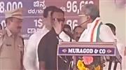 സി​ദ്ധ​രാ​മ​യ്യ അ​ടി​ക്കാ​ന്‍ കൈ​യോ​ങ്ങി​യ ഉ​ദ്യോ​ഗ​സ്ഥ​ന് ഡെ​പ്യൂ​ട്ടി പോ​ലീ​സ് ക​മ്മീ​ഷ​ണ​റാ​യി നി​യ​മ​നം