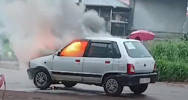 കോ​ഴി​ക്കോ​ട്ട് ഓ​ടി​ക്കൊ​ണ്ടി​രു​ന്ന കാ​റി​നു തീ​പി​ടി​ച്ചു