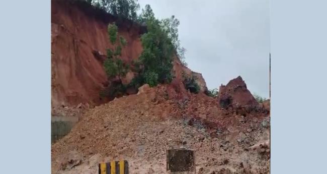 കാ​സ​ർ​ഗോ​ട്ട് വീ​ര​മ​ല​കു​ന്ന് ഇ​ടി​ഞ്ഞു; കാ​ർ യാ​ത്ര​ക്കാ​രി ര​ക്ഷ​പെ​ട്ട​ത് ത​ല​നാ​രി​ഴ​യ്ക്ക്