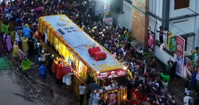 പ്രി​യ സ​ഖാ​വി​നെ കാ​ത്ത് ജ​ന്മ​നാ​ട്; വി​ലാ​പ​യാ​ത്ര ക​രു​നാ​ഗ​പ്പ​ള്ളി​യി​ൽ