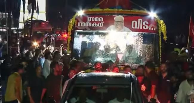 വി​പ്ല​വ​സൂ​ര്യ​ന്‍റെ മ​ട​ക്ക​യാ​ത്ര; വി.​എ​സി​ന്‍റെ ഭൗ​തി​ക ശ​രീ​രം വ​ഹി​ച്ചു​കൊ​ണ്ടു​ള്ള വി​ലാ​പ​യാ​ത്ര കൊ​ല്ലം ജി​ല്ല​യി​ൽ