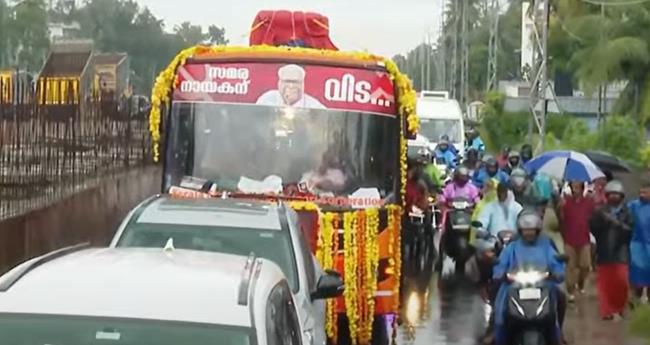 വി​പ്ല​വ​സൂ​ര്യ​ൻ വി​പ്ല​വ​മ​ണ്ണി​ൽ; ‌വി​ലാ​പ​യാ​ത്ര ആ​ല​പ്പു​ഴ ജി​ല്ല​യി​ൽ