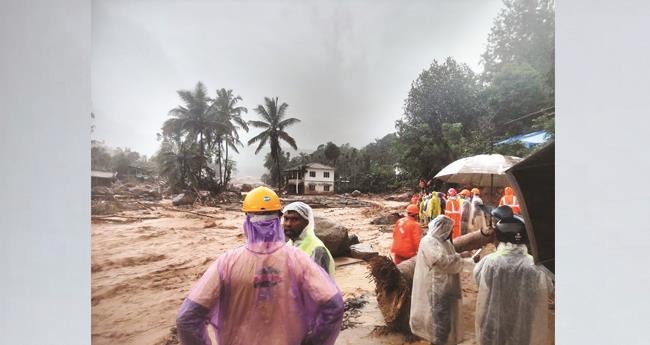 മു​ണ്ട​ക്കൈ​യി​ലേ​ക്ക് എ​ന്‍​ഡി​ആ​ര്‍​എ​ഫ് എ​ത്തി; പു​ഴ ക​ട​ന്നത് അ​തി​സാ​ഹ​സി​ക​മാ​യി