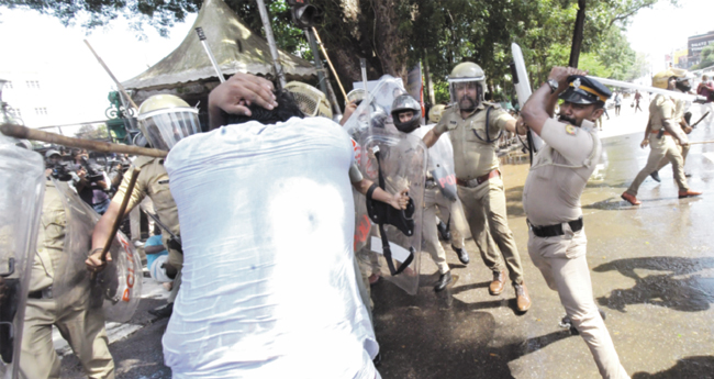 യൂ​ത്ത് കോ​ണ്‍​ഗ്ര​സ് മാ​ർ​ച്ചി​ൽ സംഘർഷം