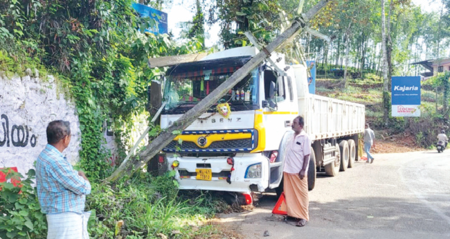 ഇടിച്ചിട്ട സ്‌​കൂ​ട്ട​റു​മാ​യി ലോറി ഓ​ടി​യ​ത് എ​ട്ടു കി​ലോ​മീ​റ്റ​ര്‍!