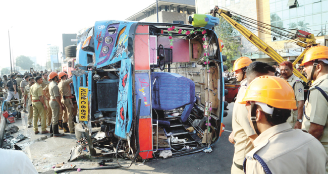 കോഴിക്കോട് നഗരത്തില്‍ സ്വകാര്യ ബസ്  മറിഞ്ഞ് 55 പേര്‍ക്കു പരിക്ക്