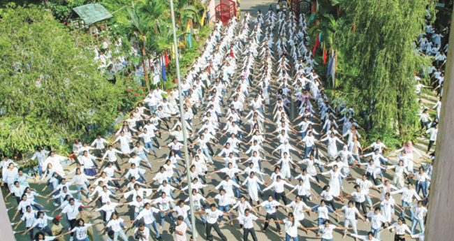 എ​യ്‌​റോ​ബി​ക്‌​ നൃ​ത്ത​ച്ചു​വ​ടു​ക​ളു​മാ​യി മ​ന്ത്രി;  ഒ​പ്പം പ്രി​ന്‍​സി​പ്പ​ലും വി​ദ്യാ​ര്‍​ഥി​ക​ളും