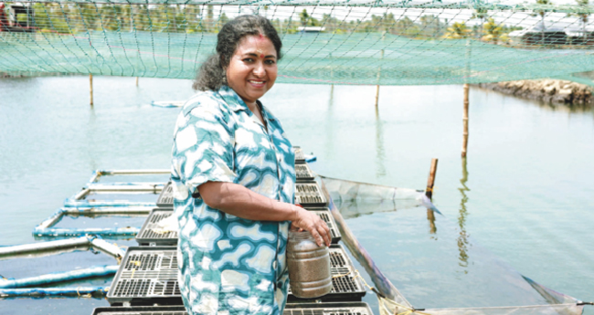 മത്സ്യമേഖലയില്‍ ശക്തി തെളിയിച്ച്  അഖിലമോളും സംഗീതയും