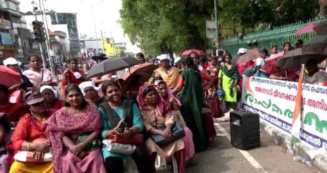 അ​ങ്ക​ണ​വാ​ടി ജീവനക്കാരുടെ സ​മ​രം മൂ​ന്നാം ദി​ന​ത്തി​ലേ​ക്ക്