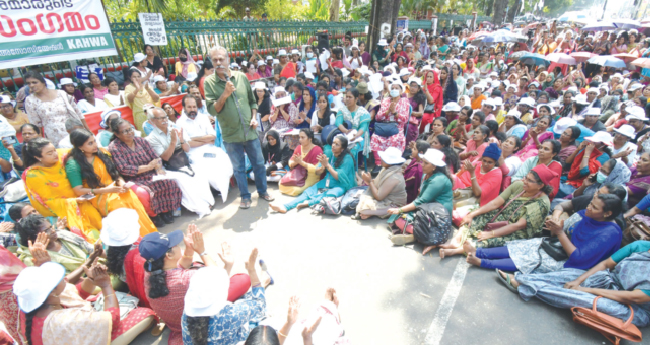 അ​നി​ശ്ചി​ത​കാ​ല പ​ണി​മു​ട​ക്ക് പ്ര​ഖ്യാ​പി​ച്ച് ആ​ശാ വർക്കർമാരു​ടെ മ​ഹാ​സം​ഗ​മം