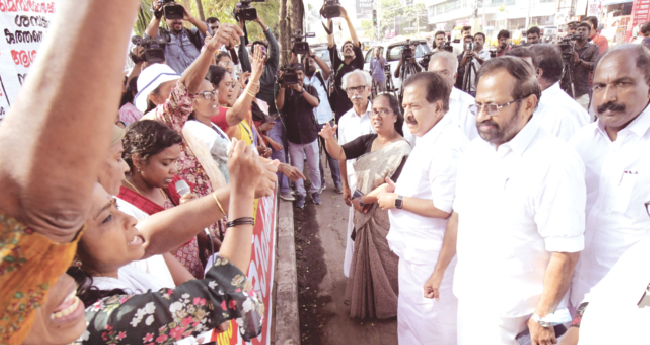 ആ​ശാ വ​ർ​ക്ക​ർ​മാ​രു​ടെ പ​ണി​മു​ട​ക്ക്; പി​ന്തു​ണ​യു​മാ​യി പ്ര​മു​ഖ​ർ