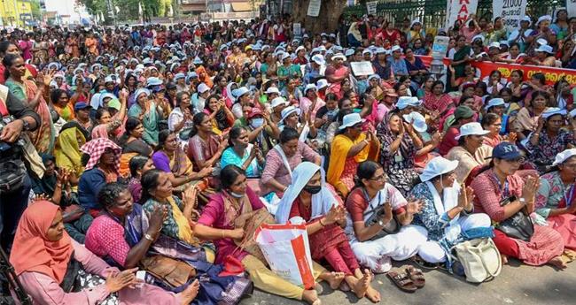 സ​മ​രം ക​ടു​പ്പി​ക്കാ​ൻ ആ​ശാ പ്ര​വ​ർ​ത്ത​ക​ർ; ഇ​ന്ന് മു​ത​ൽ നി​രാ​ഹാ​രം