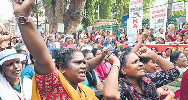 ആ​ശാ വ​ർ​ക്ക​ർ​മാ​ർ സ​മ​രം ക​ടു​പ്പി​ക്കു​ന്നു; നി​രാ​ഹാ​രം ഇ​രി​ക്കു​ന്ന​വ​രു​ടെ ആ​രോ​ഗ്യ​നി​ല​യി​ൽ ആ​ശ​ങ്ക