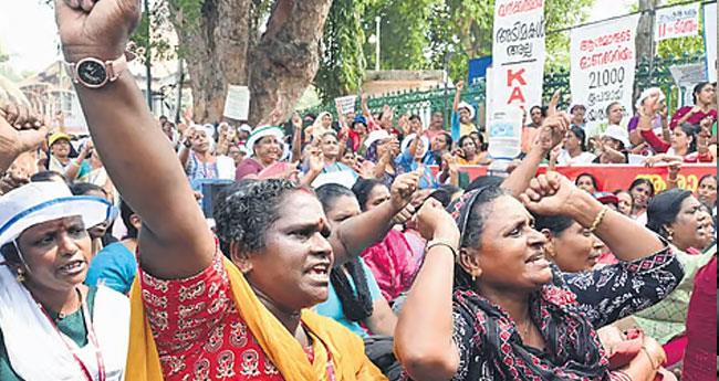 നി​രാ​ഹാ​ര​മി​രു​ന്ന ആ​ശാ പ്ര​വ​ർ​ത്ത​ക​യെ ആ​ശു​പ​ത്രി​യി​ലേ​ക്ക് മാ​റ്റി