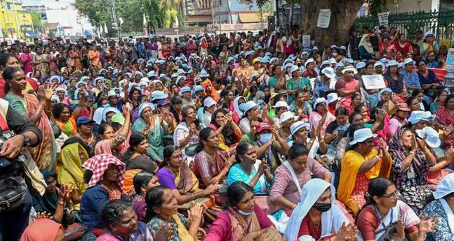 സ​മ​ര​ത്തി​നുനേ​രേ​യു​ള്ള ഭീ​ഷ​ണി ഉ​ത്ത​ര​വ്   ത​ള്ളി​ക്ക​ള​യു​ന്ന​താ​യി ആ​ശ​വ​ർ​ക്ക​ർ​മാ​ർ