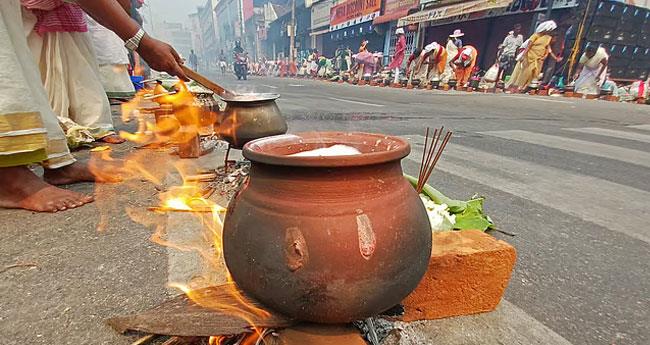 ഭ​ക്തി​സാ​ന്ദ്ര​മാ​യി ആ​റ്റു​കാ​ൽ; നി​വേ​ദ്യം ഉച്ചയ്ക്ക്1.15​ന്