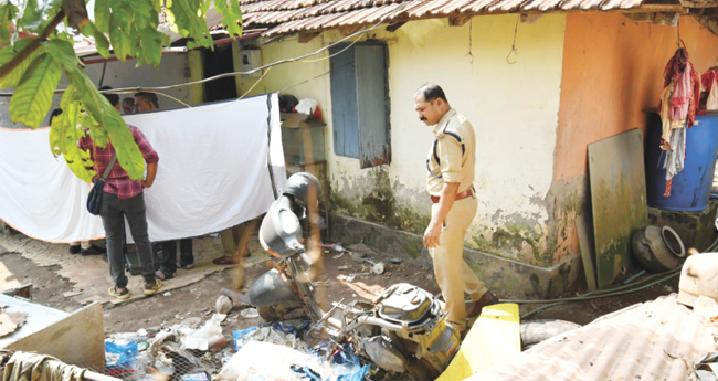 അ​മ്മ​യു​ടെ മൃ​ത​ദേ​ഹം വീ​ട്ടു​മു​റ്റ​ത്ത് കു​ഴി​ച്ചി​ട്ടു; മ​ക​ന്‍ ക​സ്റ്റ​ഡി​യി​ൽ