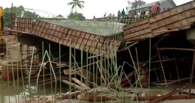 കൊ​ല്ലം അ​യ​ത്തി​ലി​ൽ നി​ർ​മാ​ണ​ത്തി​ലി​രു​ന്ന പാ​ലം ത​ക​ർ​ന്നു