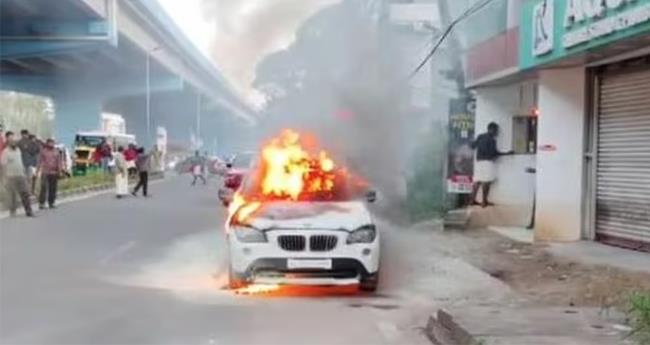 ഓ​ടി​ക്കൊ​ണ്ടി​രു​ന്ന ബി​എം​ഡ​ബ്ല്യു കാ​റി​ന് തീ​പി​ടി​ച്ചു