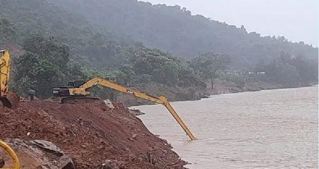 ഷി​രൂ​ർ ദൗ​ത്യം അ​തീ​വ ശ്ര​മ​ക​രം; തെരച്ചിൽ തുടരുന്നു