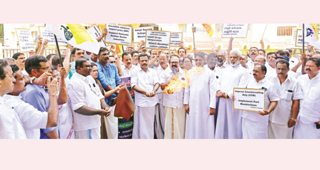 രാഷ്‌ട്രീയ പാര്‍ട്ടികള്‍ക്ക് മുന്നറിയിപ്പുമായി റബര്‍ കര്‍ഷക കണ്ണീര്‍ജ്വാല