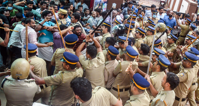 ചേ​വാ​യൂ​ർ ബാ​ങ്ക് തെ​ര​ഞ്ഞെ​ടു​പ്പി​നിടെ അ​ക്ര​മം