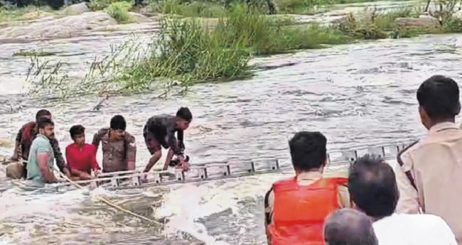 ചി​റ്റൂ​ർ ​പു​ഴ​യി​ൽ ഒ​ഴു​ക്കി​ൽ​പ്പെ​ട്ട  ര​ണ്ടു വി​ദ്യാ​ർ​ഥി​ക​ളെ ര​ക്ഷ​പ്പെ​ടു​ത്തി