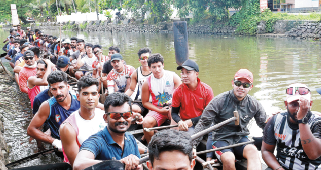 നെഹ്റു ട്രോഫി ദേശീയോത്സവമായി; ചുണ്ടനിൽ തുഴക്കാരായി ഇതരസംസ്ഥാനക്കാരും