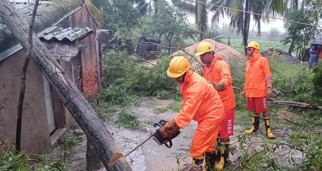 ബംഗാളിൽ കനത്ത നാശമുണ്ടാക്കാതെ  ദാ​ന ചുഴലിക്കാറ്റ്