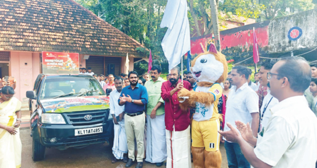 ദീ​​​പ​​​ശി​​​ഖ, ചീ​​​ഫ്  മി​​​നി​​​സ്റ്റേ​​​ഴ്‌​​​സ് ട്രോ​​​ഫി ഘോ​​​ഷ​​​യാ​​​ത്ര​​​ക​​​ള്‍ ആ​​​രം​​​ഭി​​​ച്ചു